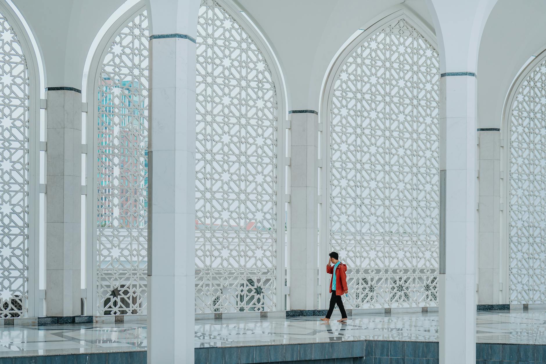 https://www.pexels.com/photo/intricate-islamic-architecture-at-shah-alam-mosque-29849648/